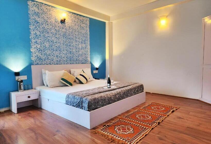 Page 3   A Riverside Hotel And Bar