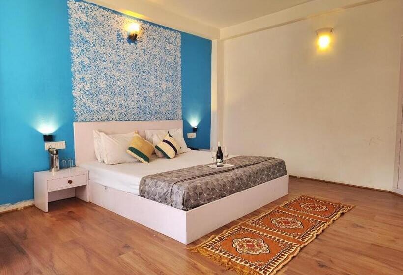 Page 3   A Riverside Hotel And Bar