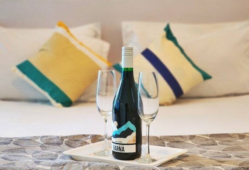 Page 3   A Riverside Hotel And Bar