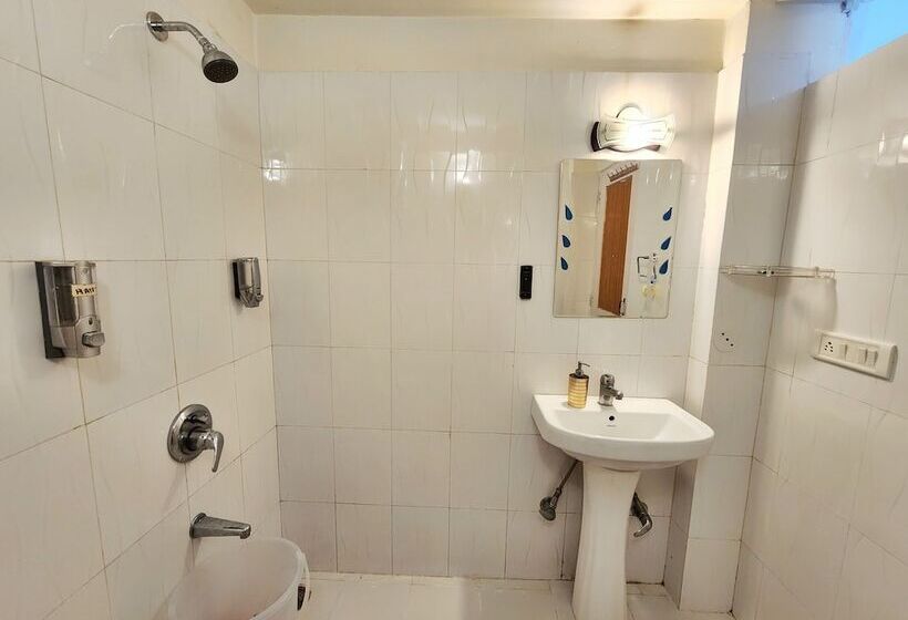 Page 3   A Riverside Hotel And Bar