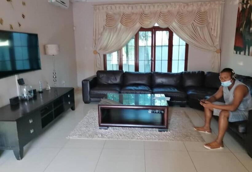 פנסיון Apelles Palace Guest House