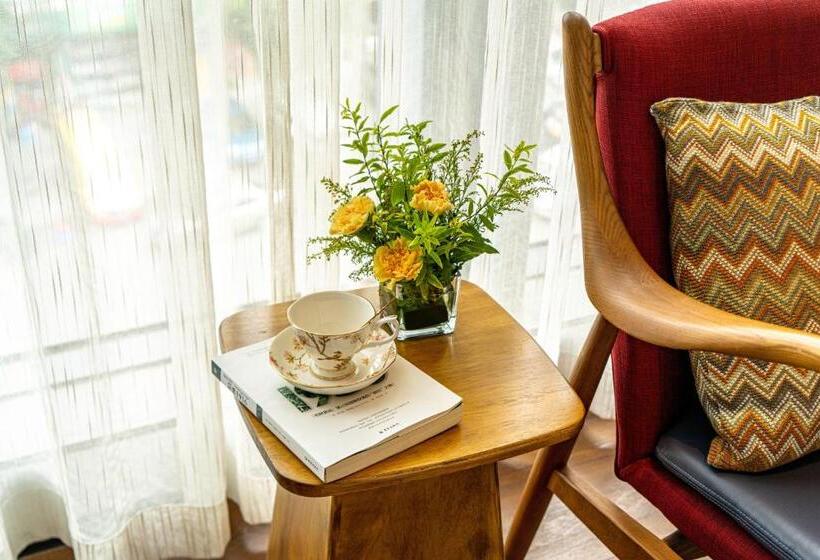 Wuxuan Hotel Zhuangyuanbei Subway Station