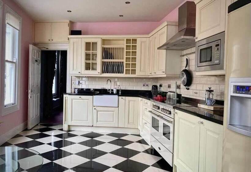 צימר Upton House