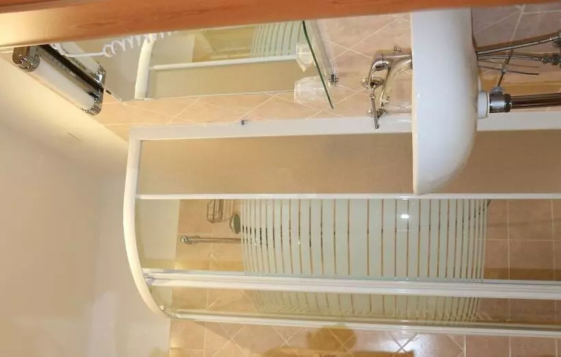 هتل Adelaide House