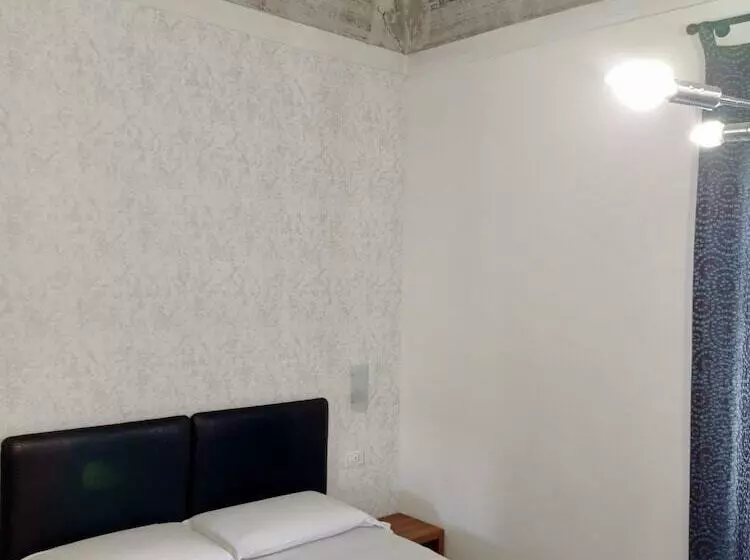 هتل Adelaide House