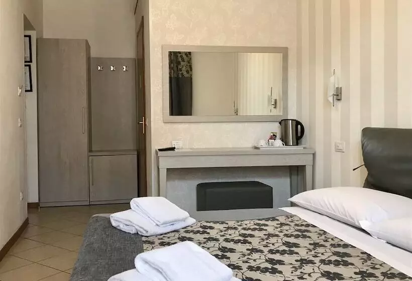هتل Adelaide House