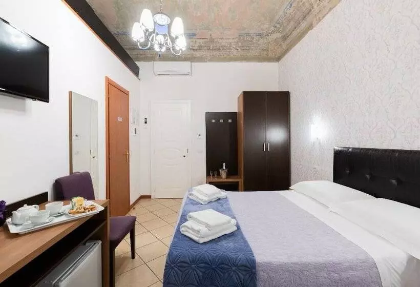 هتل Adelaide House