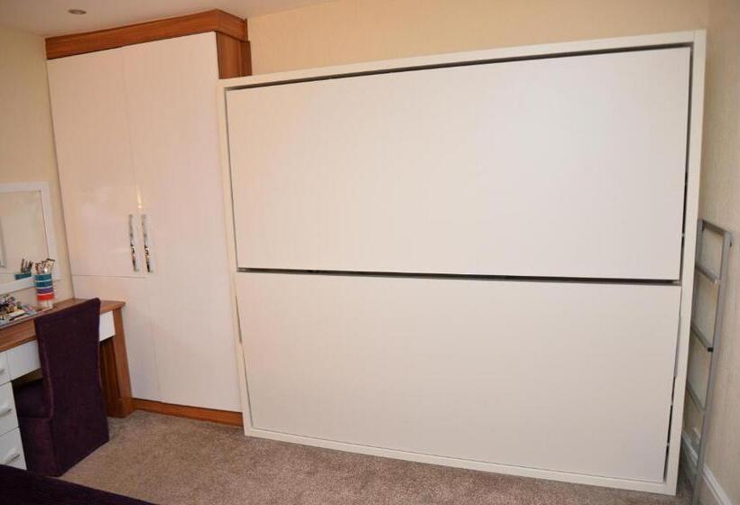 בית מלון כפרי Lauriston & Lawton Court