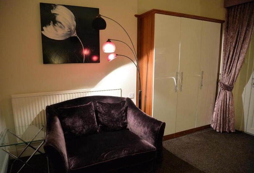 בית מלון כפרי Lauriston & Lawton Court