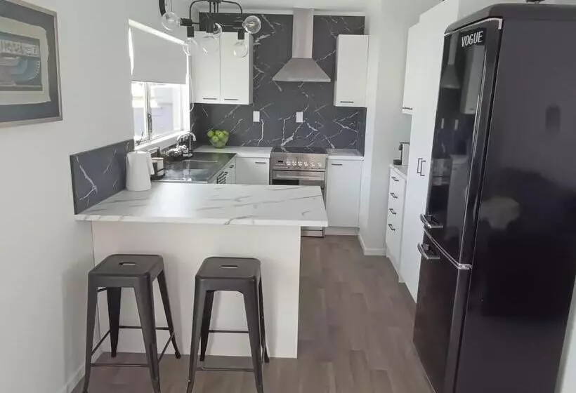 Aamiaismajoitus (B&B) Omanu Cottage