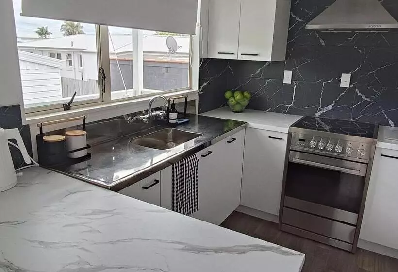 Aamiaismajoitus (B&B) Omanu Cottage