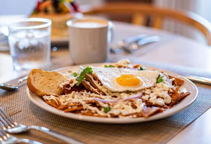 Flamboyan Hotel & Residences