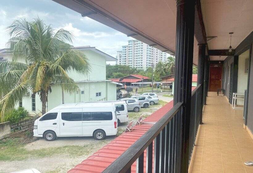 Отель Oyo 90910 Homestay D Lalang Inn