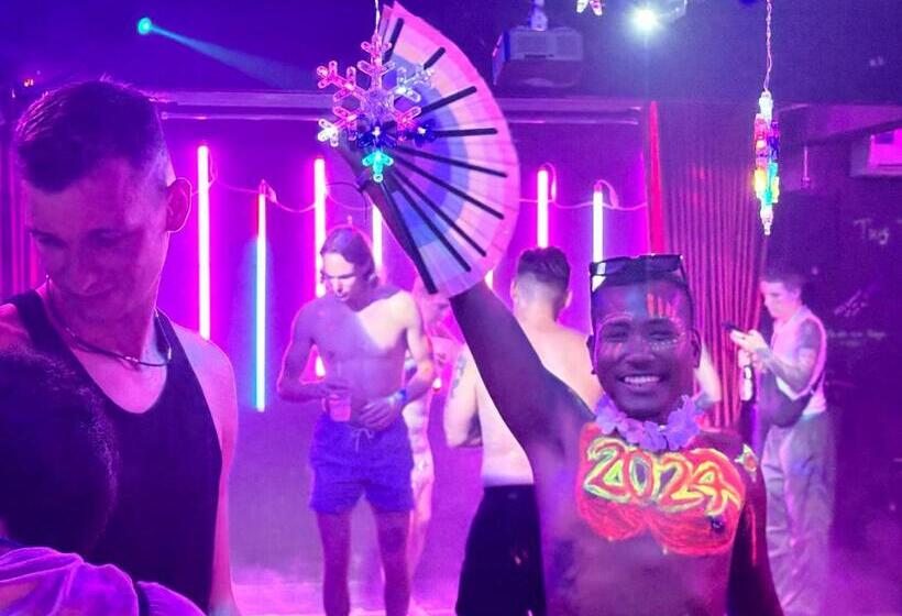 Disco Zoo Bar & Hostel