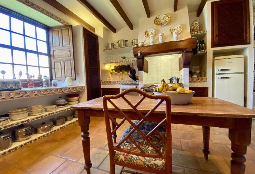 تختخواب و صبحانه La Rayuela Suites