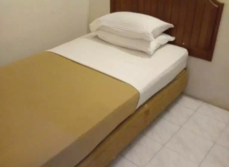ホテル F