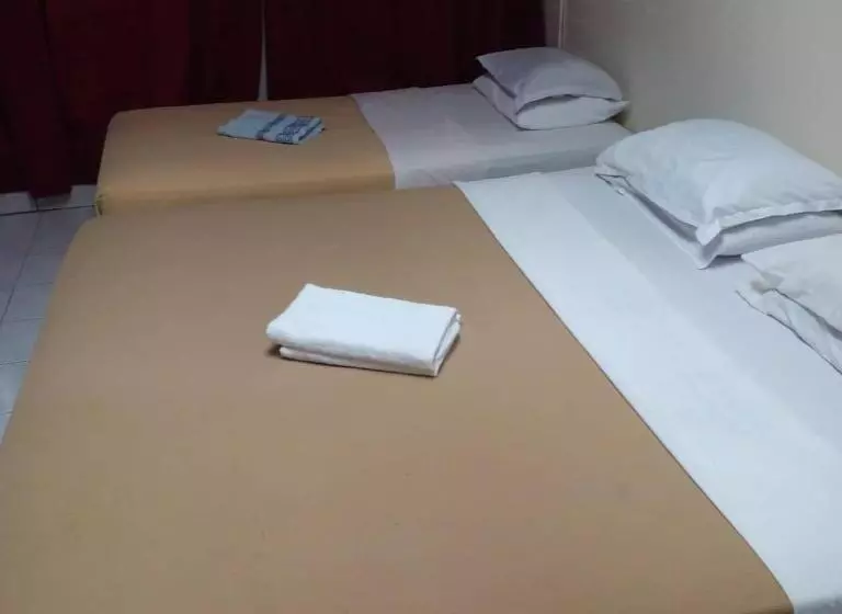 ホテル F