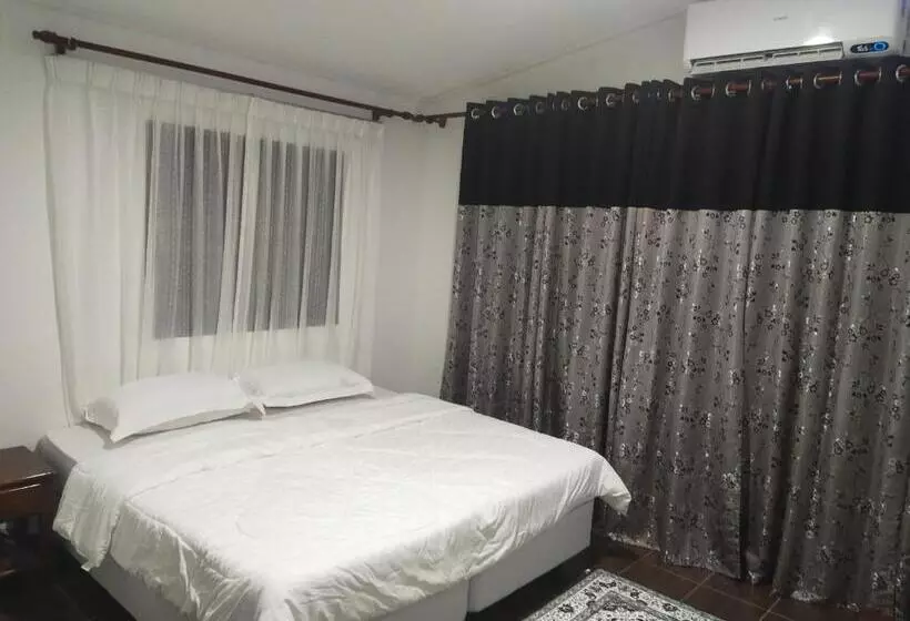 Hotelli Nor@az Roomestay