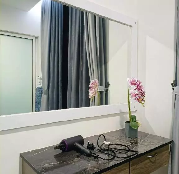 Qilala Dualview By The Shore