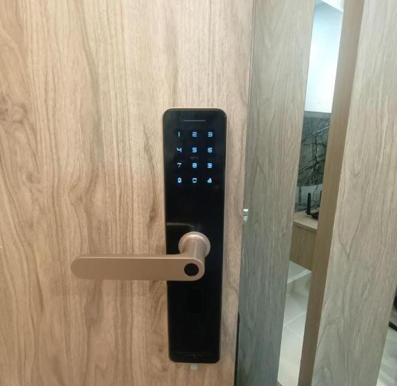 Qilala Dualview By The Shore