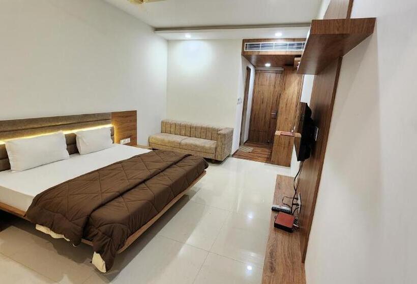 Отель Aanandam Greens