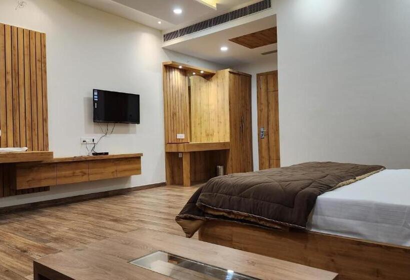 Отель Aanandam Greens