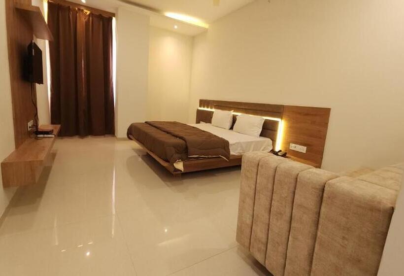 Отель Aanandam Greens