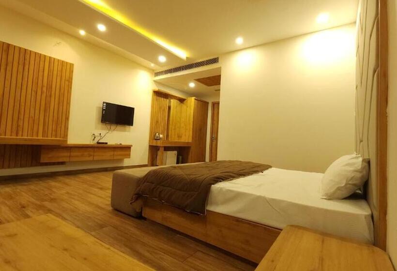 Отель Aanandam Greens