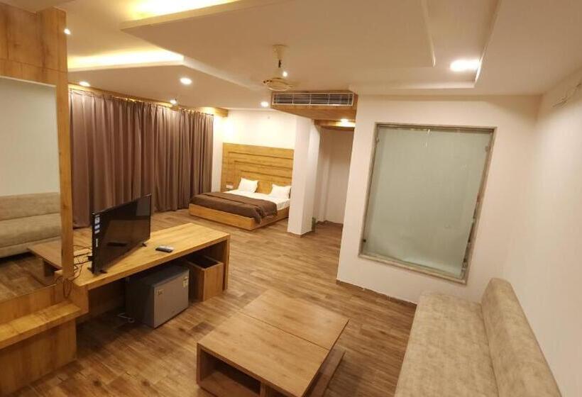 Отель Aanandam Greens