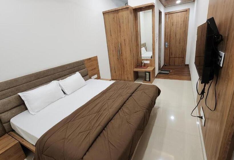 Отель Aanandam Greens