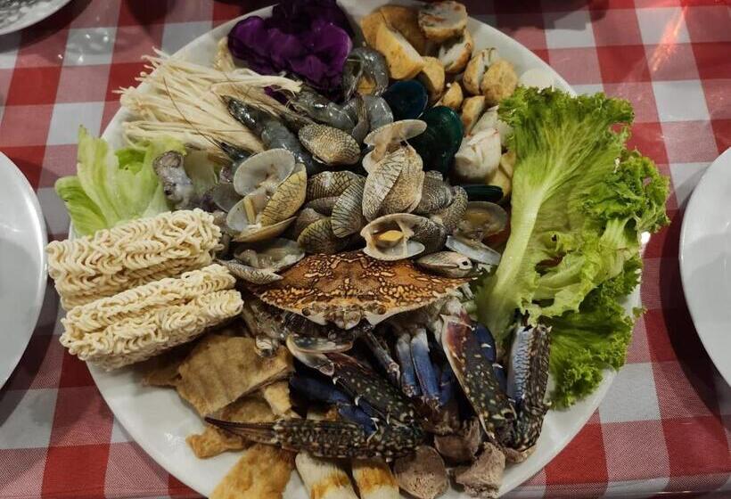 Отель Beruntung Ke Bari Resort @ Pantai Penarik