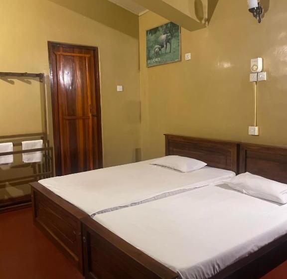 Hotel Rest House   Teldeniya