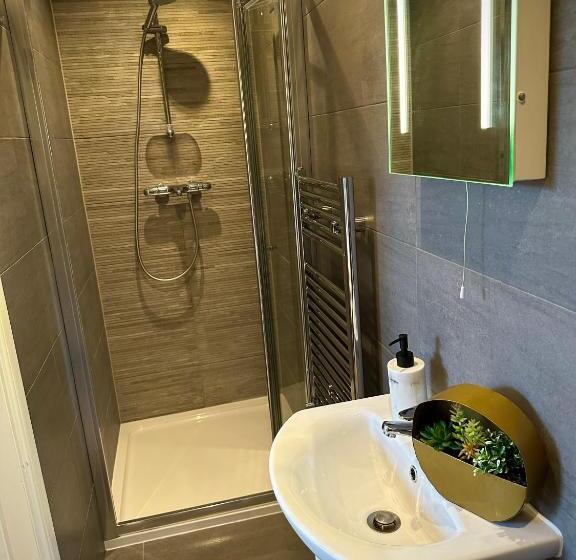 پانسیون Room With Private Bathroom/tv