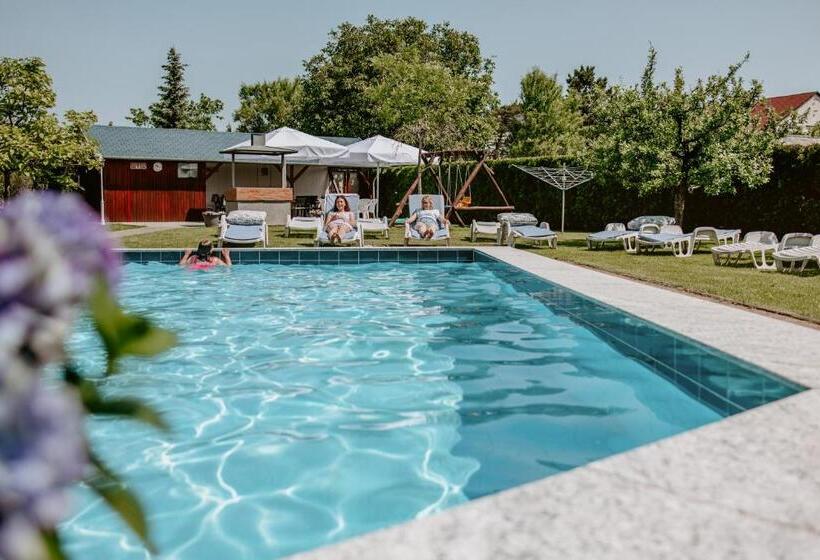 Пансион Kék Vendégház Family Resort