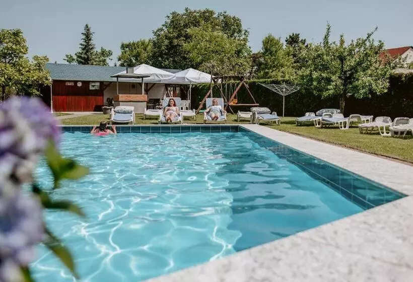 ペンション Kék Vendégház Family Resort