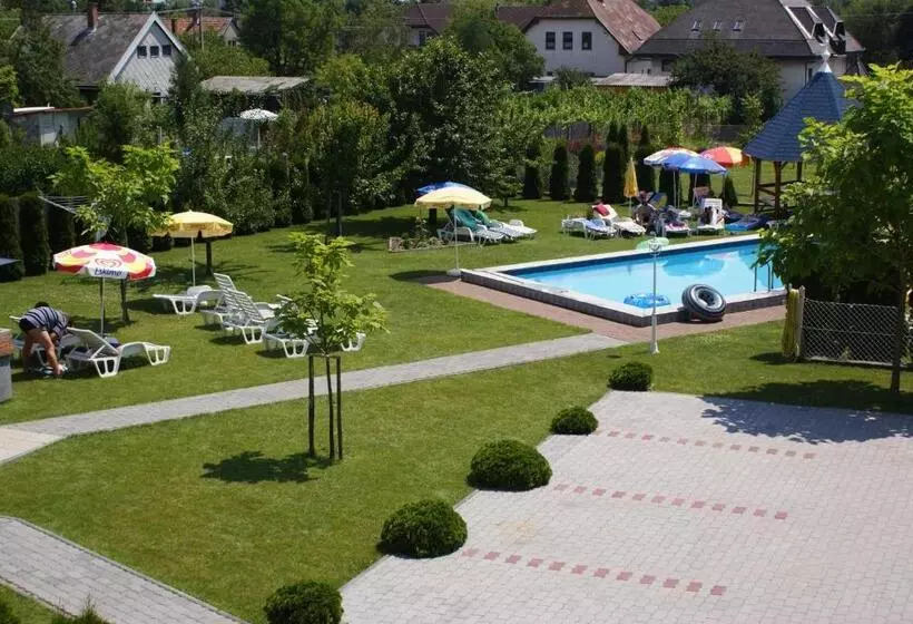 ペンション Kék Vendégház Family Resort