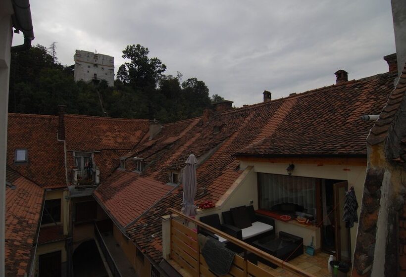 פנסיון Main Square Apartments & More