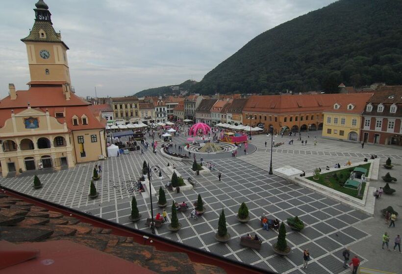 פנסיון Main Square Apartments & More