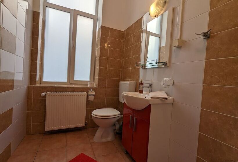 פנסיון Main Square Apartments & More