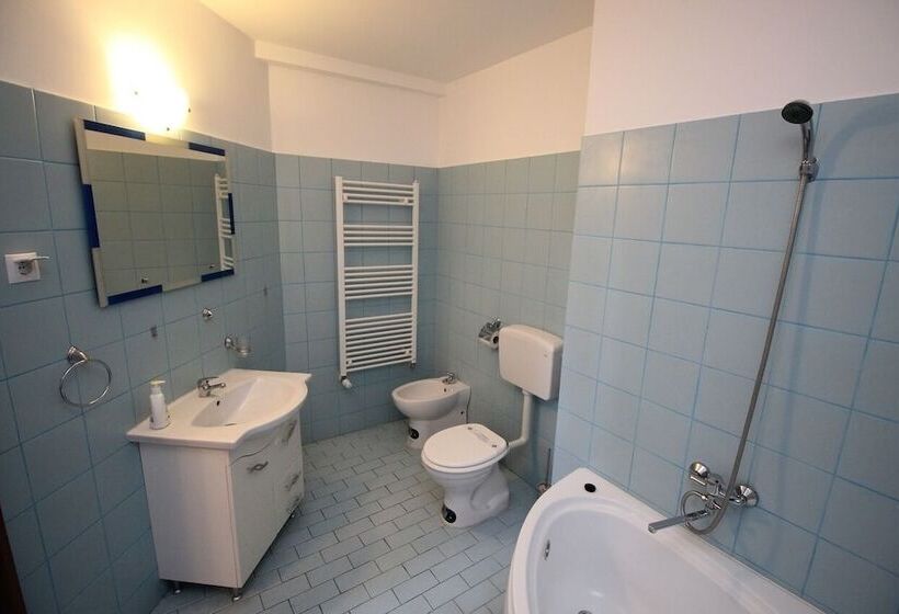 פנסיון Main Square Apartments & More