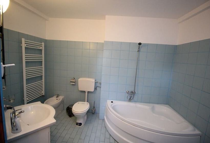 פנסיון Main Square Apartments & More