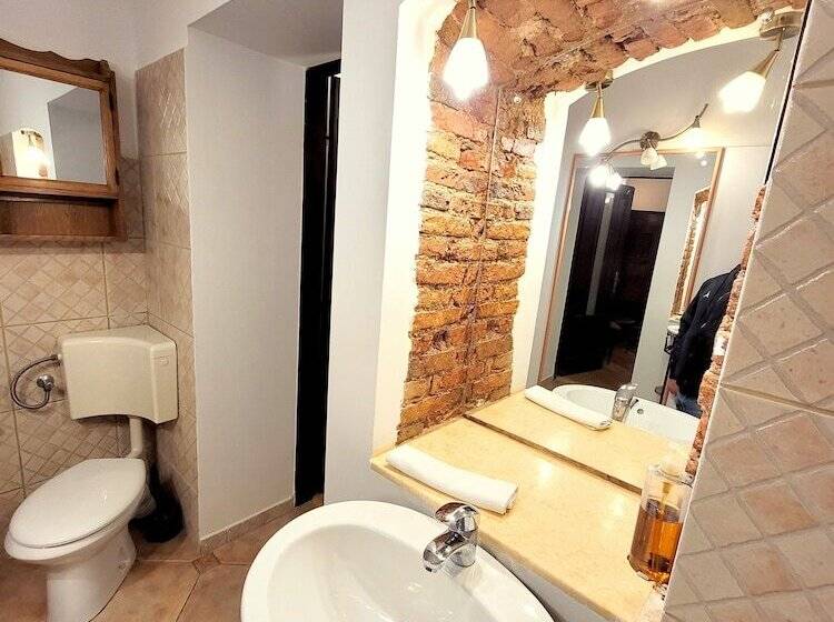 פנסיון Main Square Apartments & More