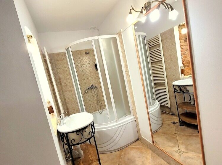 פנסיון Main Square Apartments & More