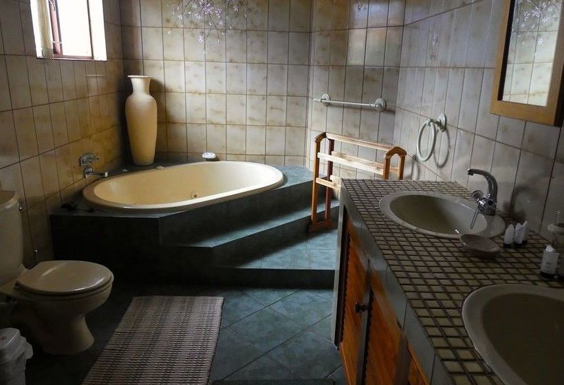 פנסיון Heriot Manor Guest House