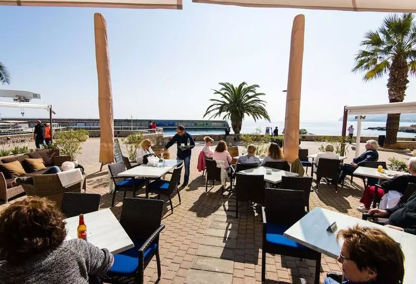 Hostal Port Corona