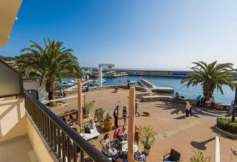 Hostal Port Corona