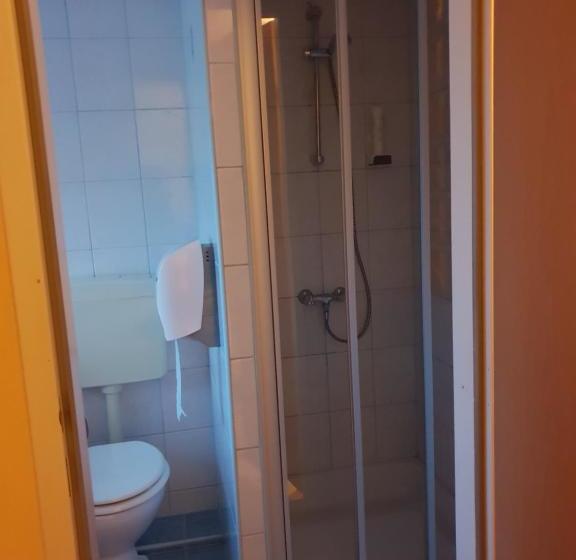 汽车旅馆  Pirates