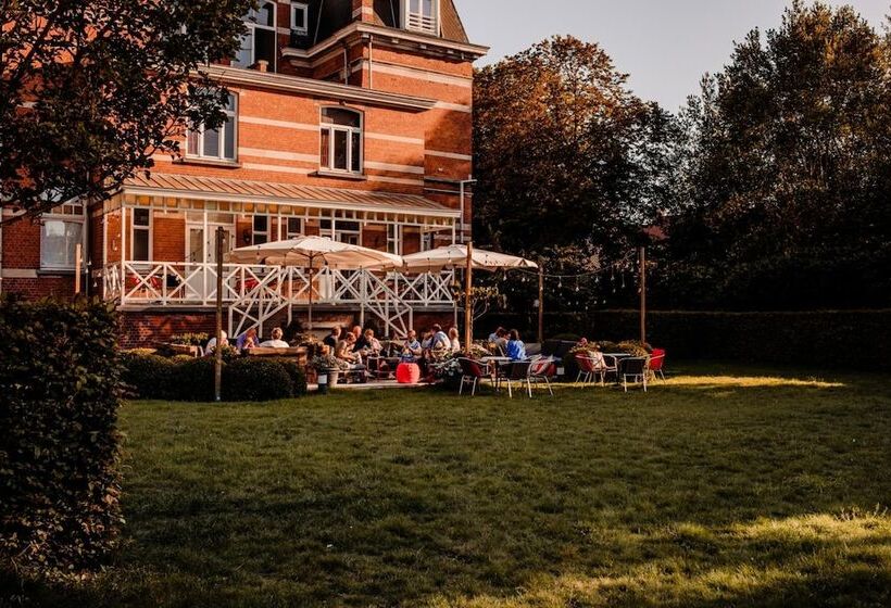 B&b  T Kasteel &  T Koetshuys