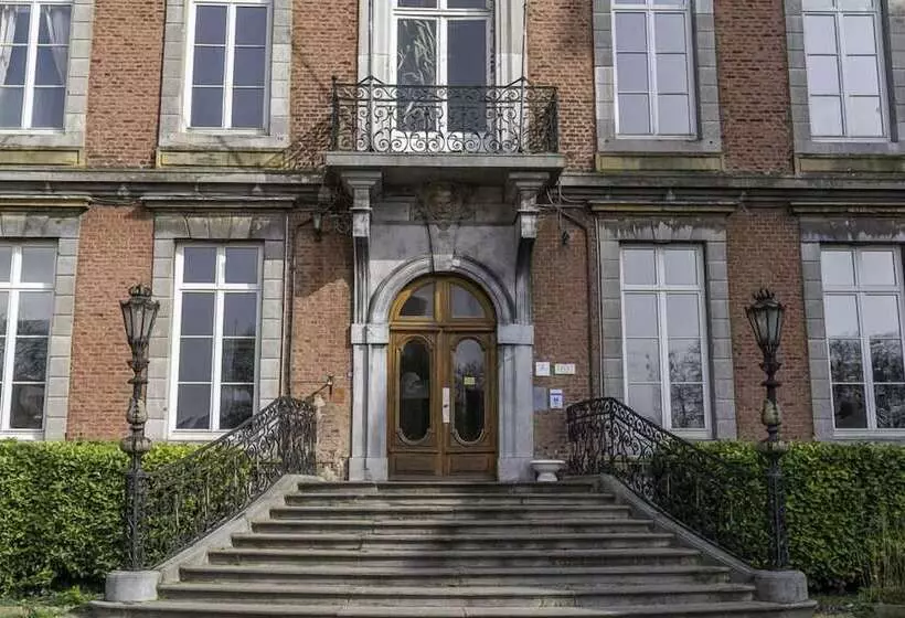 Hotelli Domaine Du Chateau De La Neuville