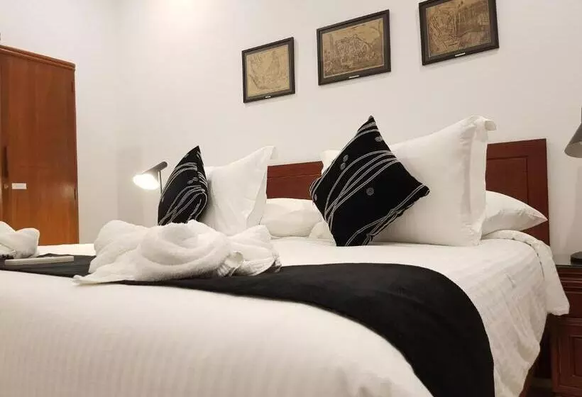 Hotel Heeren Straits
